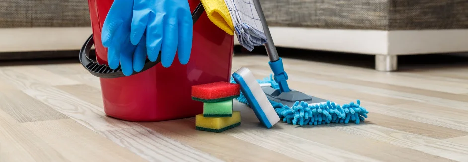 Wischmopp und Putzutensilien auf Laminat